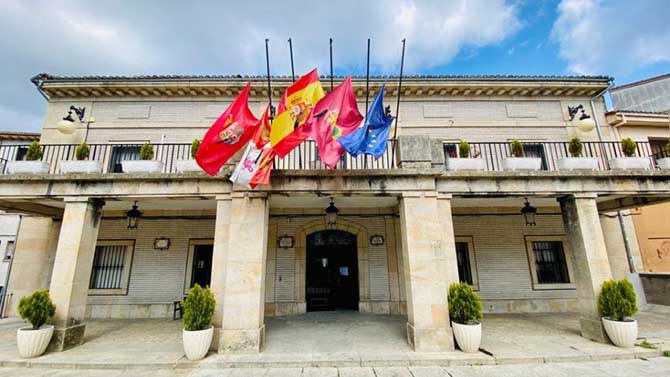 Banderas a media asta en el Ayuntamiento de Arenas de San Pedro.