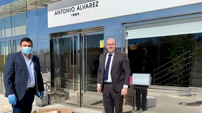 El presidente de la Diputaci&oacute;n recibe material del Grupo Antonio &Aacute;lvarez.