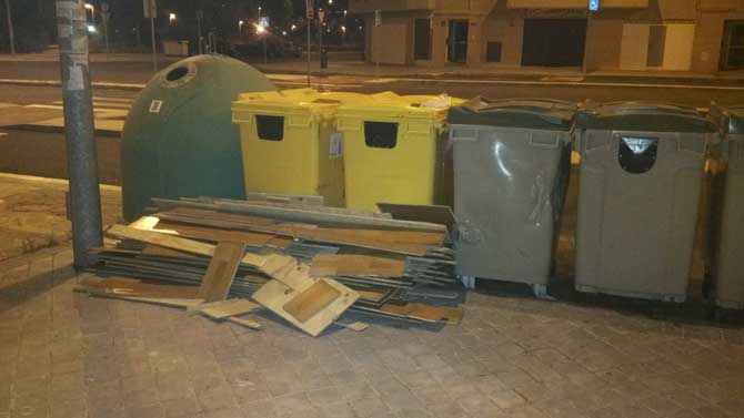 Enseres junto a contenedores.