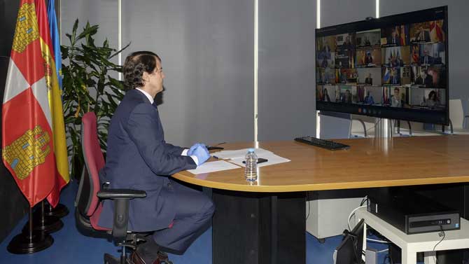 El presidente de la Junta en la vídeoconferencia con el presidente del Gobierno.