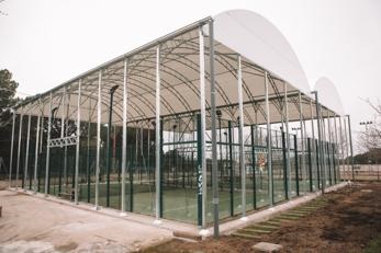 Nueva cubierta de las pistas de p&aacute;del de La Adrada.