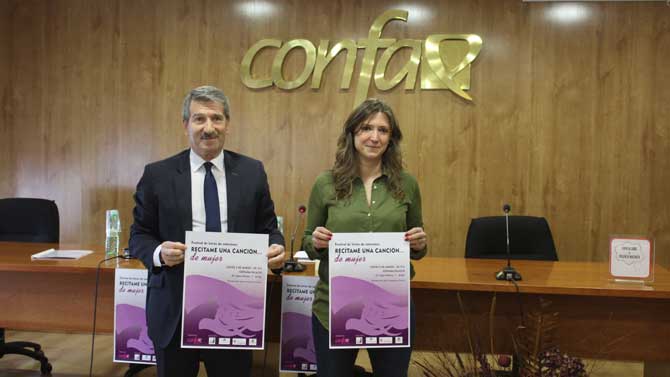 Juan Saborido y Paula Velasco presentan un acto de Confae y La Sombra del Cipr&eacute;s.