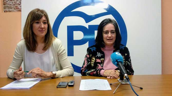Las concejalas del PP Jacqueline Mart&iacute;n y Sonsoles S&aacute;nchez-Reyes.