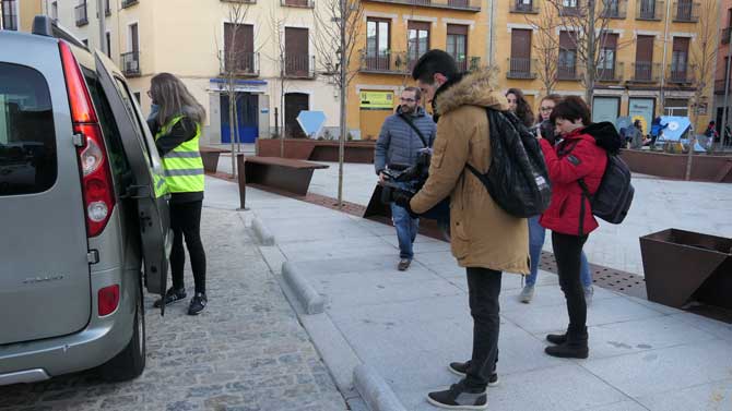 Ni&ntilde;os llegan en coche a la plaza del Teniente Ar&eacute;valo.