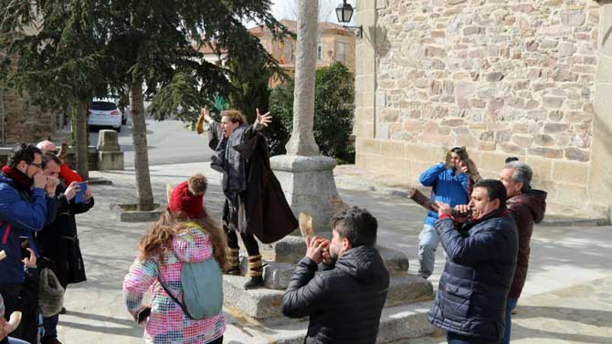 Iniciativa de La Llamada del Pasado haciendo sonar cuernos en Solana de Rioalmar.