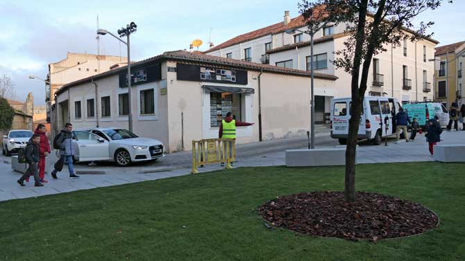 Veh&iacute;culos llevan escolares a la plaza del Teniente Ar&eacute;valo.