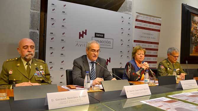 G.S. Arroyo, subdelegado de Defensa; J.Guío, director de la cátedra; Dolores Ruíz-Ayúcar, presidenta de la Fundación Ávila; y J J.A.Pérez-Chao, director del archivo.