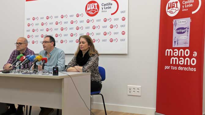 Jos&eacute; Carlos Pajares (centro) en la rueda de prensa de FESP-UGT.