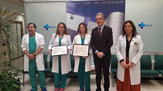 El delegado de la Junta y la directora m&eacute;dica con responsables de la UCI.