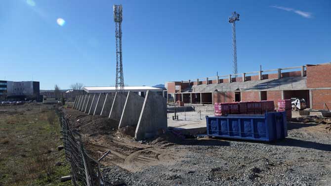 Obras de construcción de la piscina cubierta.