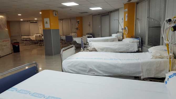La cafetería del Hospital de Sonsoles reconvertida en sala de hospitalización.