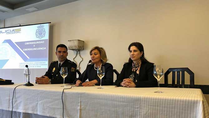 Conferencia del subinspector Coedo en la Asociaci&oacute;n Amigos de la UCAV.