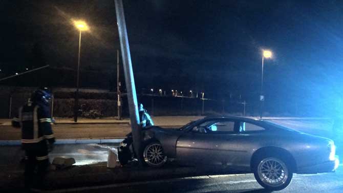 Choque de un turismo contra una farola en la Carretera de Toledo.