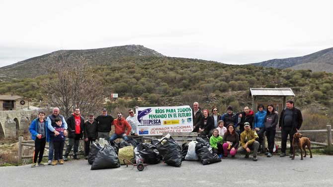 Limpieza del río Tormes en San Juan de Gredos.