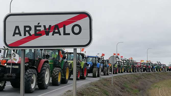 Tractorada por la situaci&oacute;n del sector en Ar&eacute;valo.