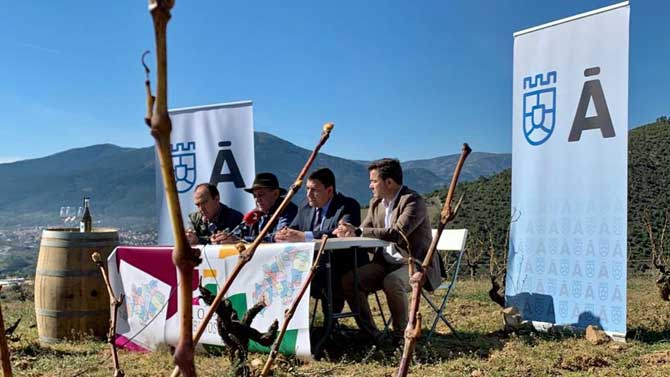 Firma del convenio entre Diputaci&oacute;n y DOP Vinos de Cebreros.