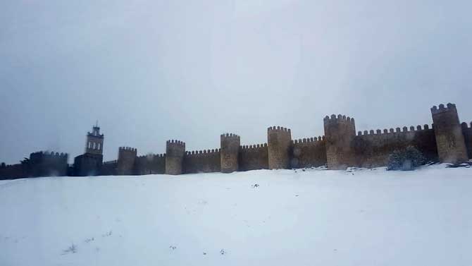 Nevada sobre &Aacute;vila a primera hora de la tarde del lunes.