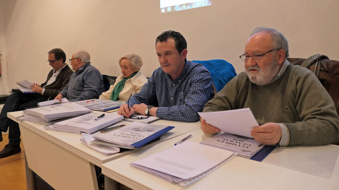 Valeriano Hern&aacute;ndez (derecha) al comenzar la asamblea de la FAVA.