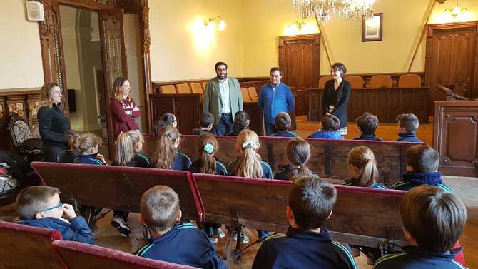 Alumnos del Colegio Santísimo Rosario en el Ayuntamiento.