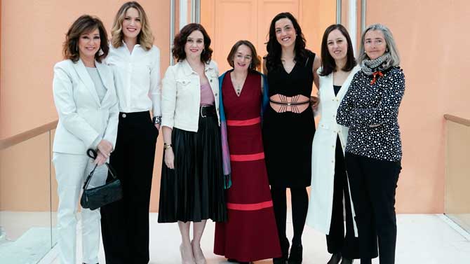 La presidenta de Madrid con las distinguidas, entre ellas Elena Moral (segunda derecha).