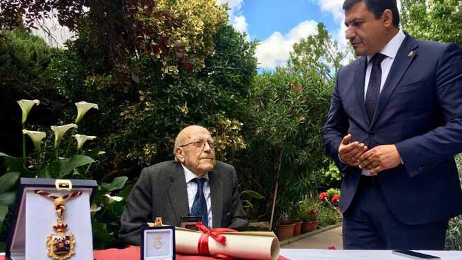 Entrega de la medalla de oro a Jiménez Lozano en 2019.