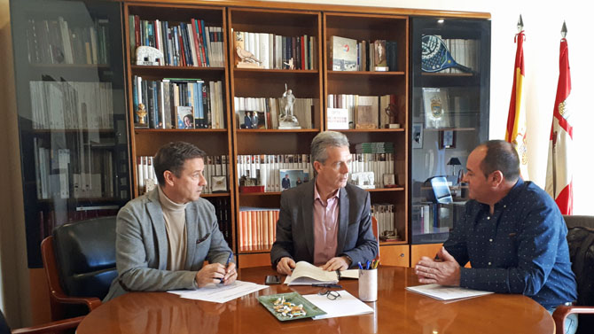 Reunión del delegado de la Junta y el alcalde de San Martín de la Vega del Alberche.