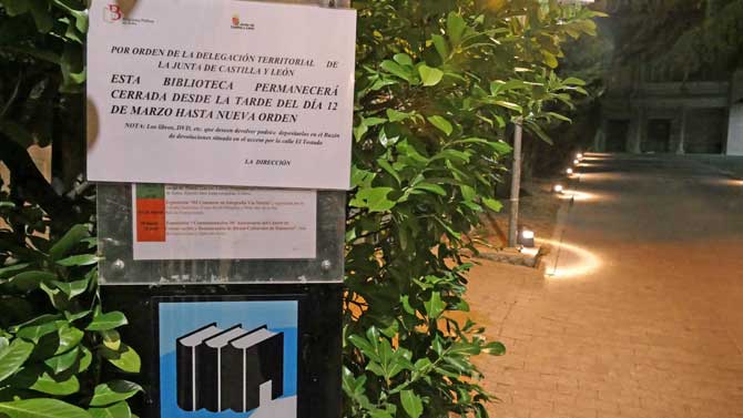 Biblioteca P&uacute;blica de &Aacute;vila, cerrada.