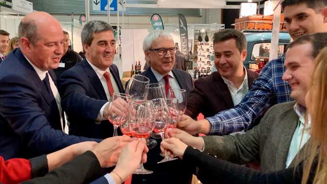 Brindis en Gustoko con el viceconsejero vasco de Agricultura (izquierda).