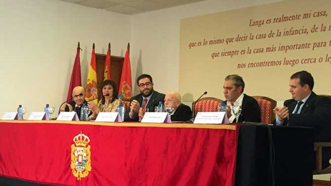 Jiménez Lozano presenta un libro en Langa, su pueblo, en 2017.