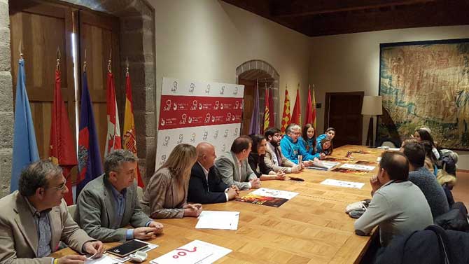 Preparativos para la celebración fallera en Ávila.
