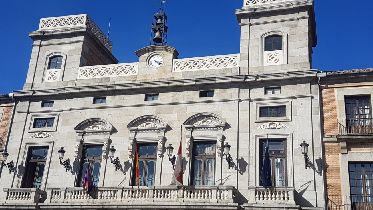 Banderas a media asta por Jiménez Lozano en el Ayuntamiento.
