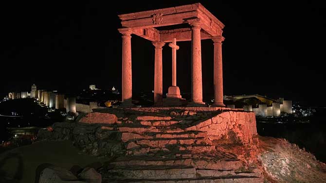 Los Cuatro Postes de color naranja en el D&iacute;a Mundial del Ri&ntilde;&oacute;n.