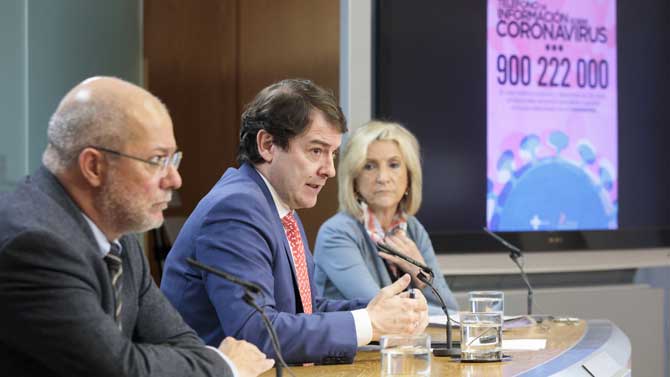 El presidente de la Junta, entre el vicepresidente y la consejera de Sanidad.