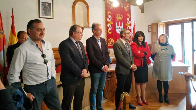 El director general (centro) antes de la subasta de caza de Gredos en El Hornillo.