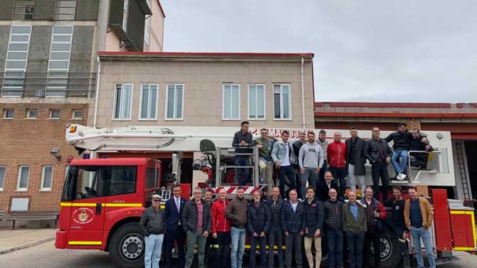 Los bomberos en su parque en el día de su patrón.