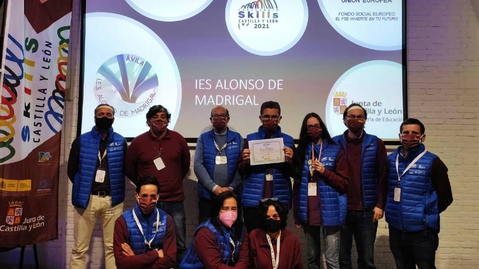 Alumnos ganadores con los profesores organizadores de Skills.