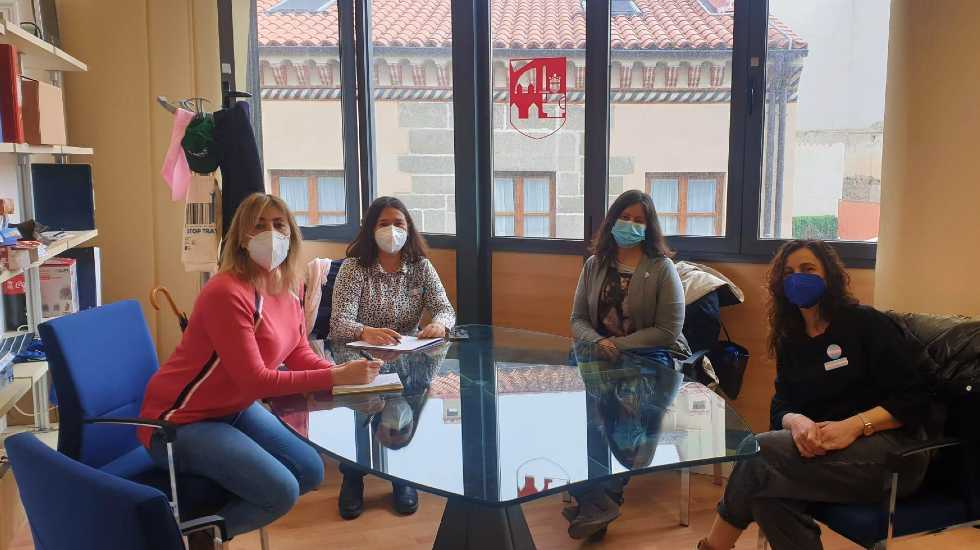 La concejala de Servicios Sociales con representantesde Euforia.