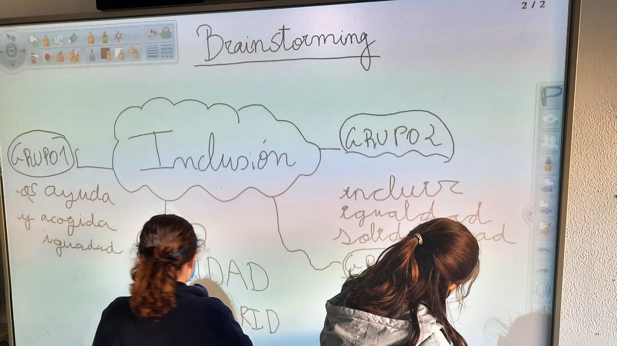 Escolares preparan el trabajo para el concurso de la ONCE.