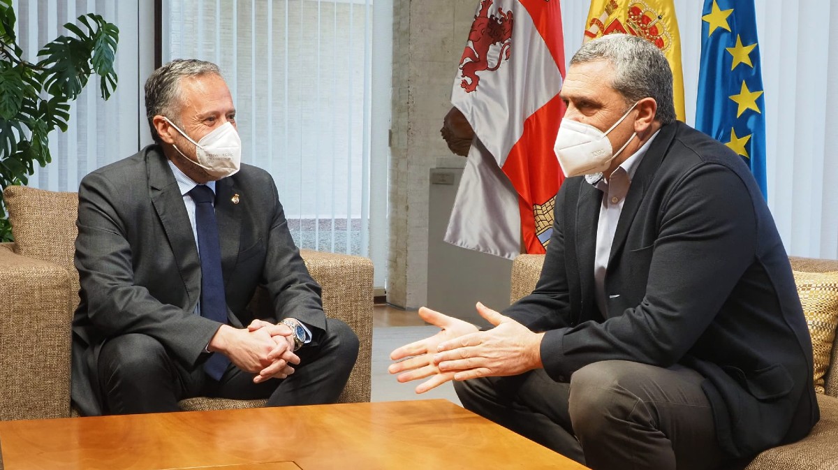 Reunión del presidente de las Cortes con el procurador de Por Ávila.