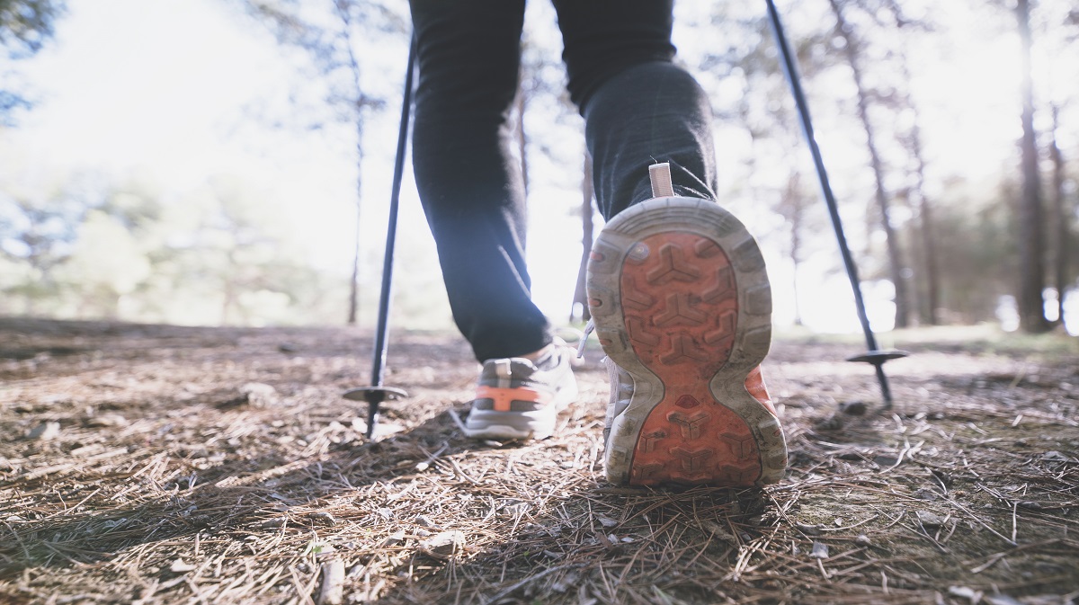 Imagen de archivo de una persona caminando.