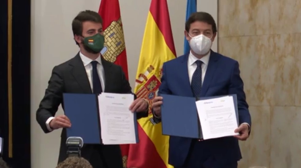 Firma del acuerdo de Gobierno entre Alfonso Fern&aacute;ndez Ma&ntilde;ueco, por el PP, y Juan Garc&iacute;a-Gallardo, por Vox.