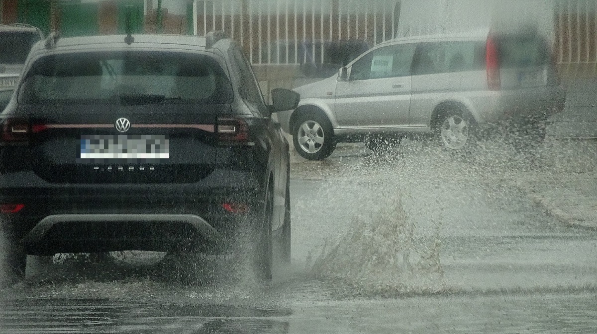 Vehículos circulando por una calle de Ávila.