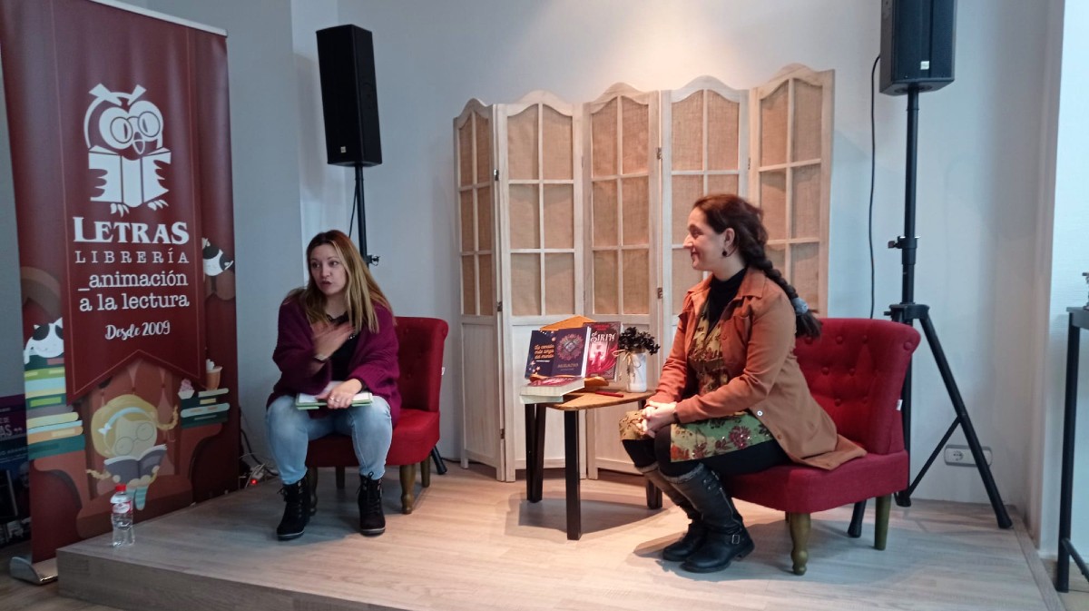 Gemma Orgaz presenta la novela ‘La Sirin’ de Laura Blanco Villalba.