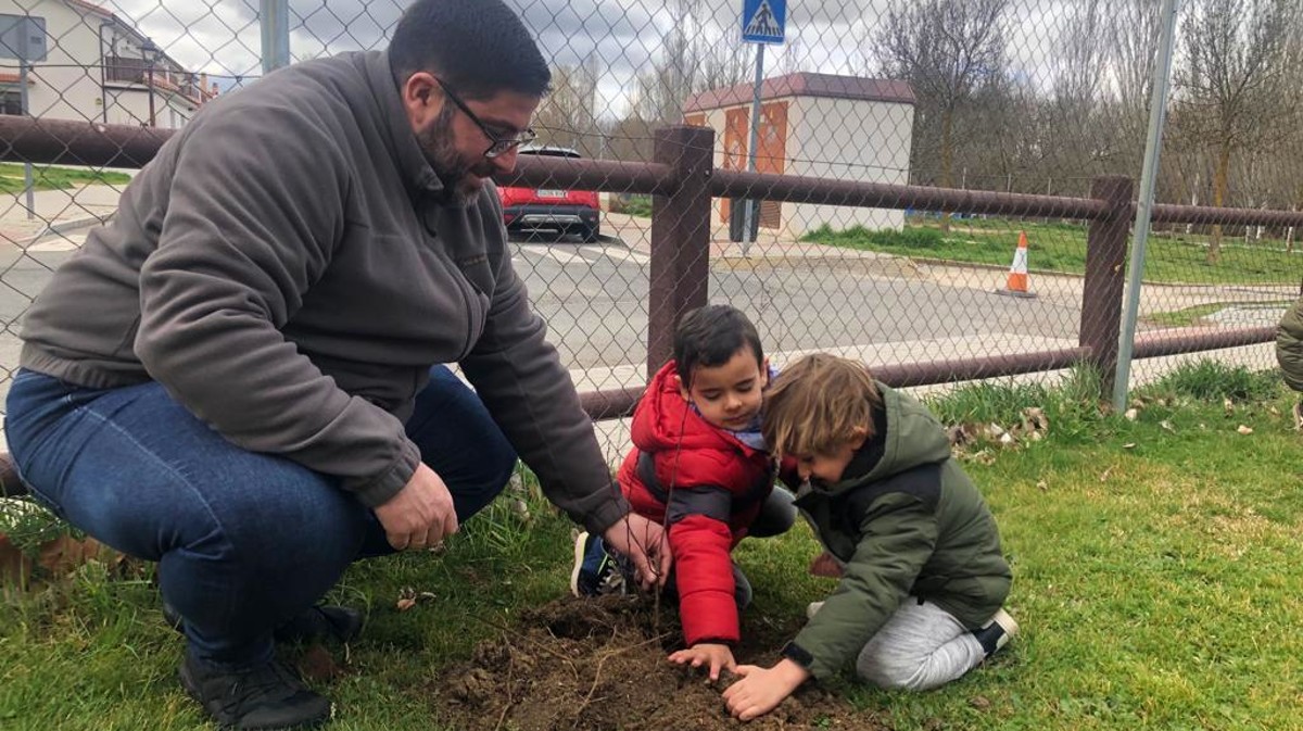 El alcalde de Ávila con dos niños en el Centro Medioambiental San Nicolás.