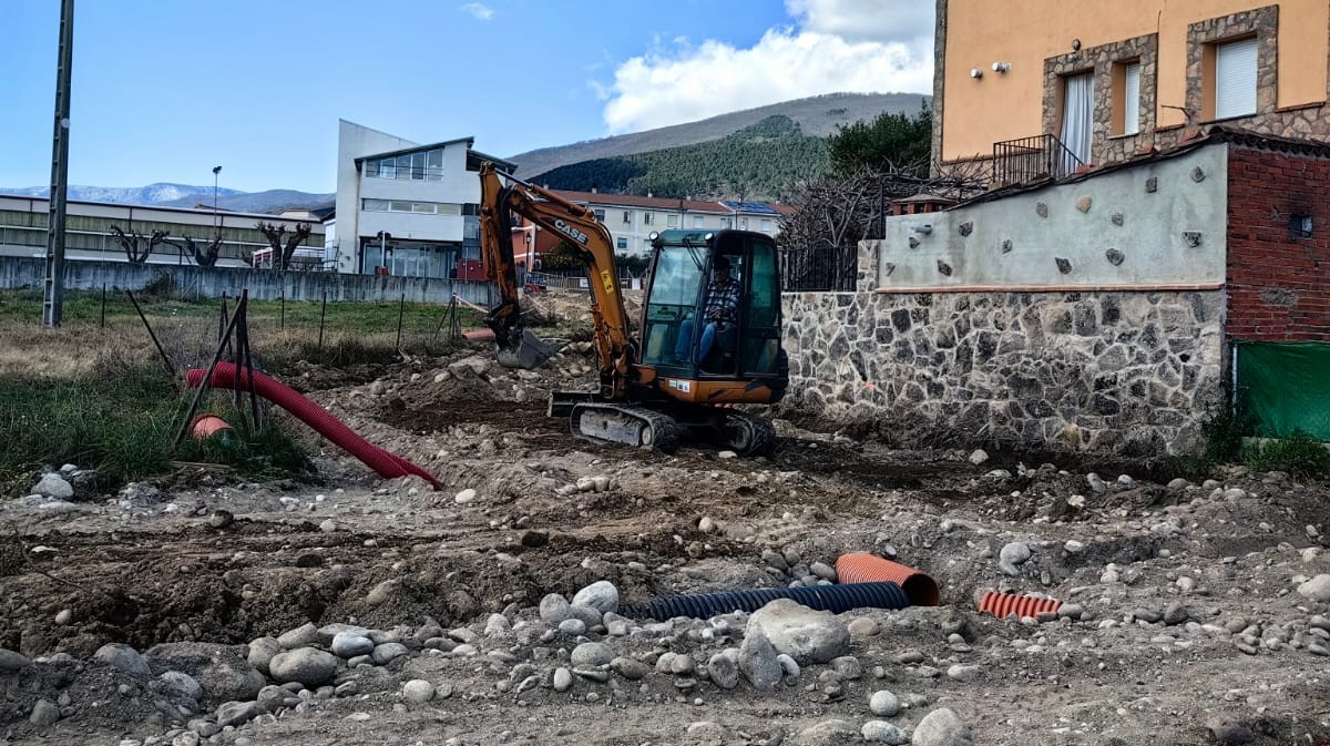 Obras en una calle de Candeleda.