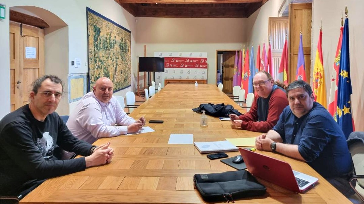 Miembros del Grupo de Observadores Astronómicos con el concejal de Turismo.