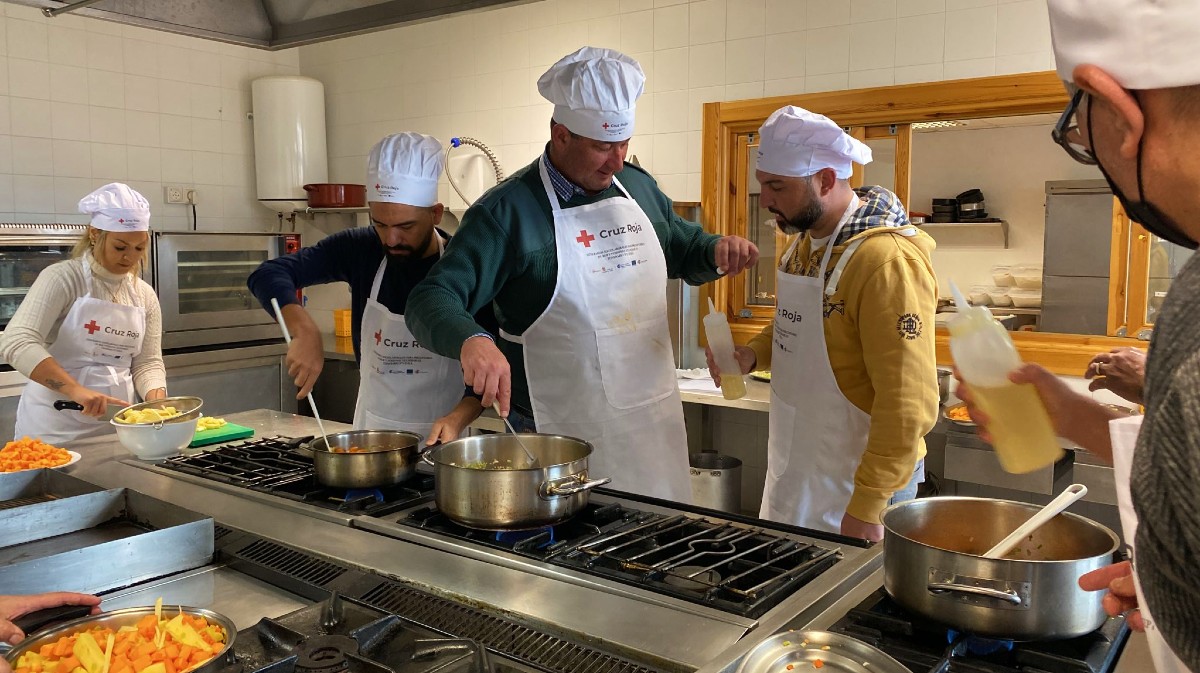 Formación en una empresa de ayudantes de cocina.