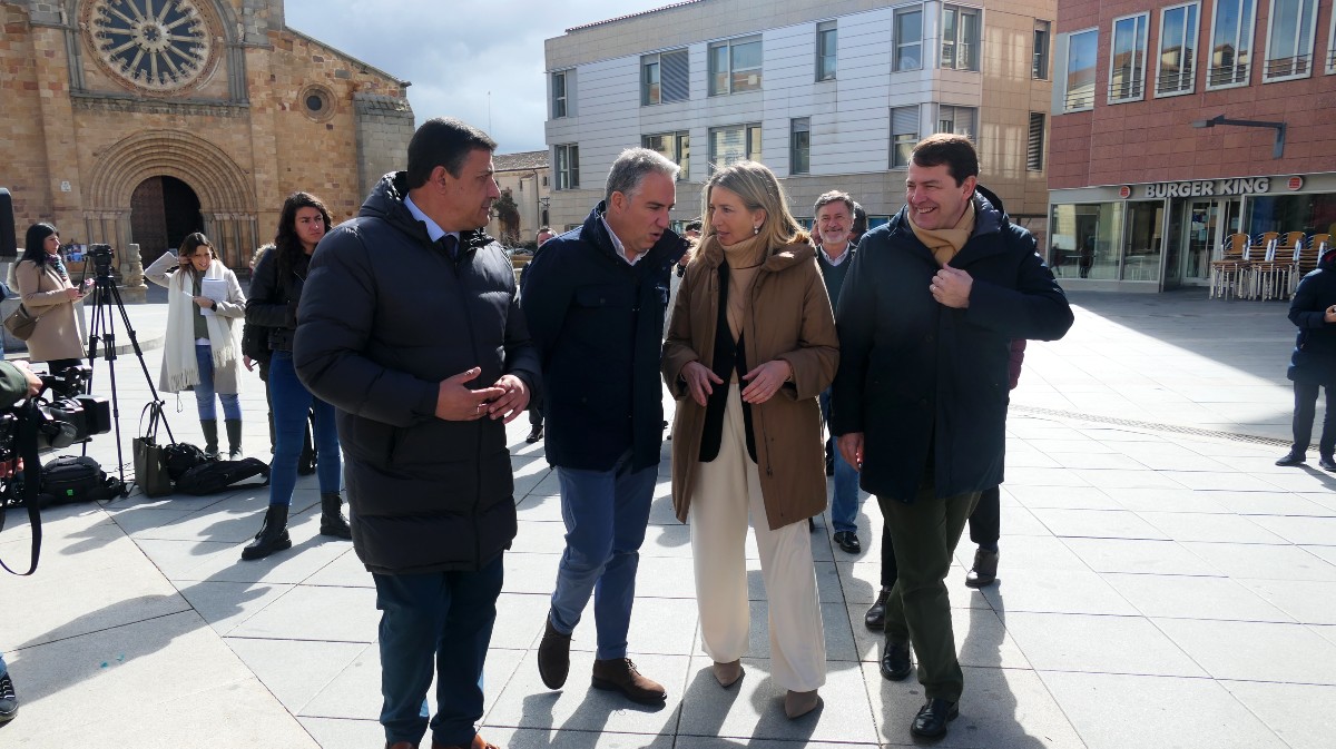 Elías Bendodo habla con Alicia García ante Carlos García y Alfonso Fernández Mañueco.