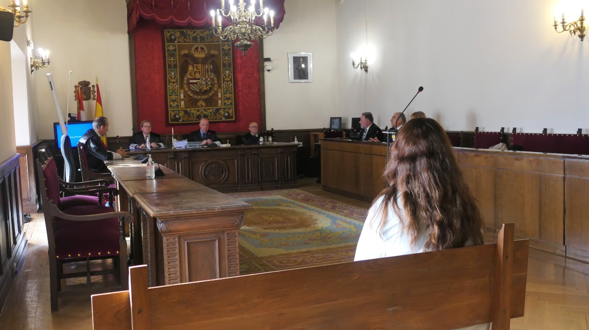 Vista para aplazar el juicio por un delito de estafa.