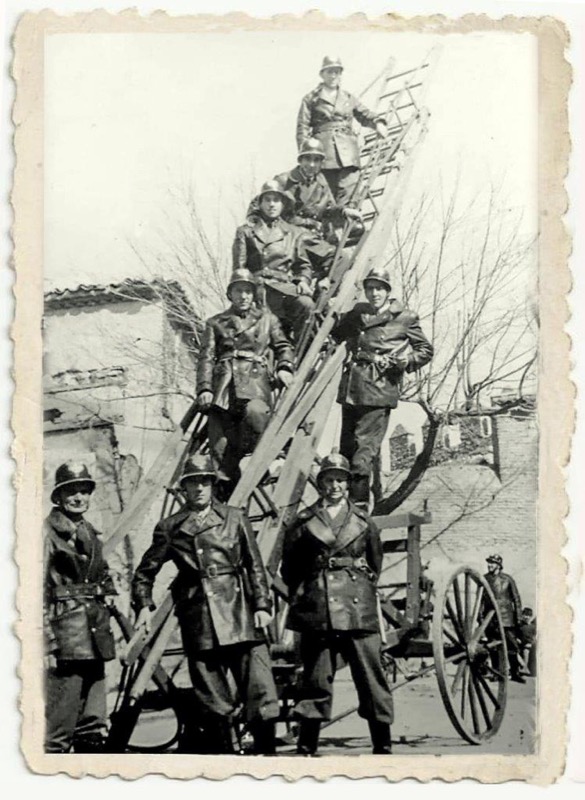 7. Bomberos en el parque del Palacio del Rey Niño, 1955. Colección Miguel Ángel Hernández.
